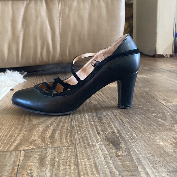 Black heels - Picture 2 of 5